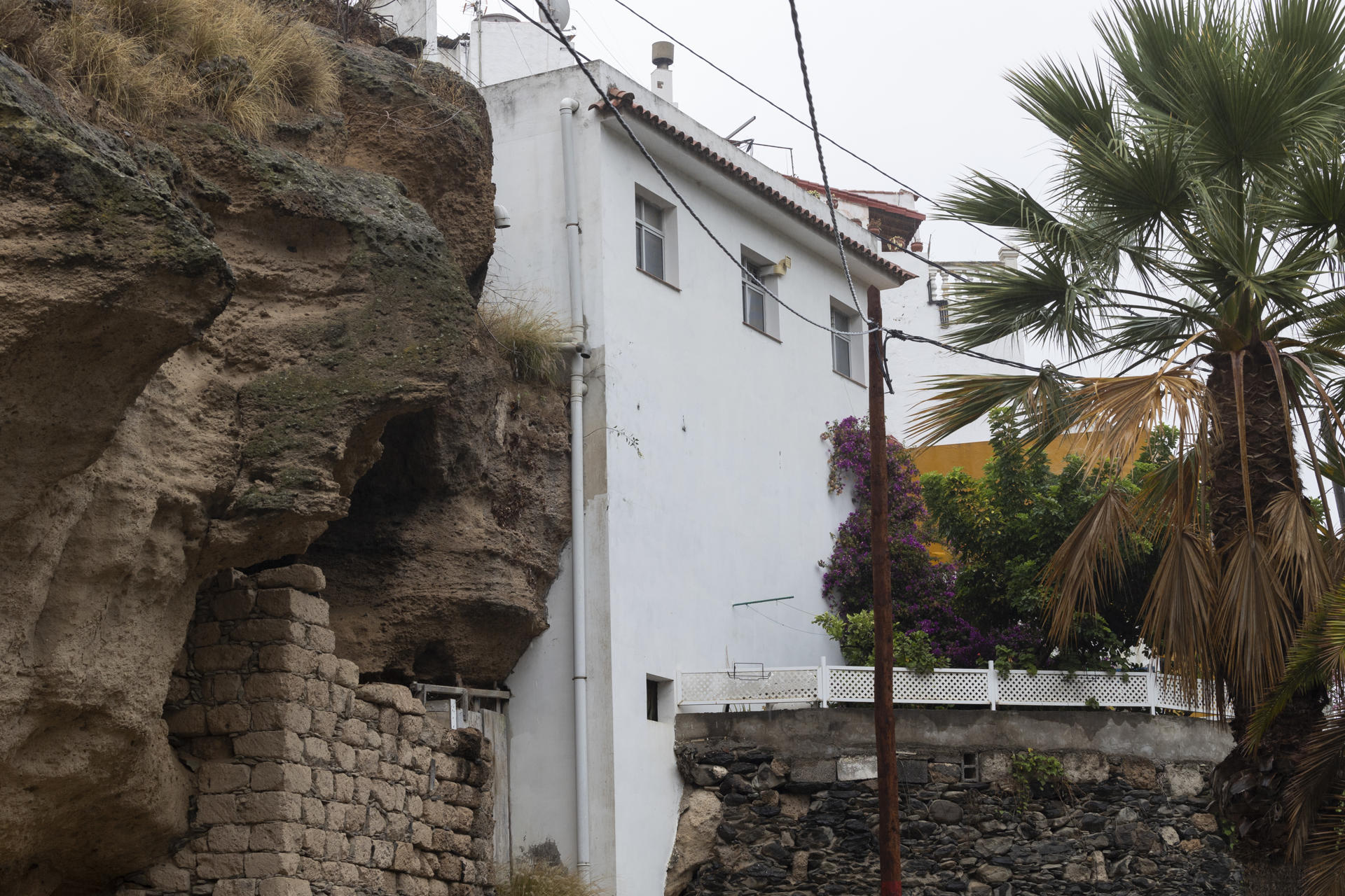 Una mujer de 78 años fue apuñalada mortalmente este lunes por la noche en Las Palmas de Gran Canaria por su hijo, que después se entregó a la Policía. Imagen de la vivienda donde sucedieron los hechos, en el diseminado de Siete Puertas, en el barrio de San Lorenzo. EFE/Quique Curbelo