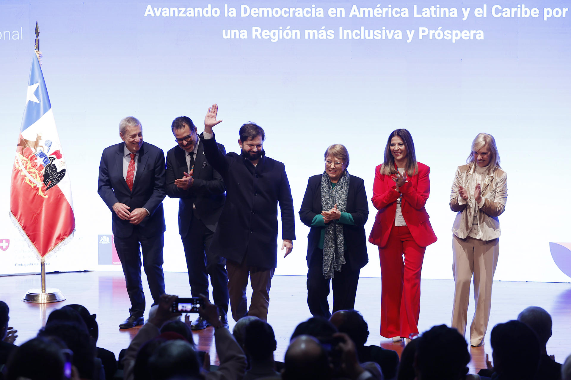 De izq a der, El ministro de Relaciones Exteriores de Chile, Alberto Van Klaveren; el secretario general del Instituto Internacional para la Democracia y la Asistencia Electoral (IDEA Internacional), Kevin Casas-Zamora; el presidente de Chile, Gabriel Boric; la expresidenta de Chile, Michelle Bachelet; la directora regional del Instituto Internacional para la Democracia y la Asistencia Electoral (IDEA Internacional), Marcela Ríos y la exvicepresidenta de Uruguay, Beatriz Argimón, posan durante la ceremonia de conmemoración del 30° aniversario del IDEA Internacional este miércoles, en Santiago (Chile). EFE/ Elvis González