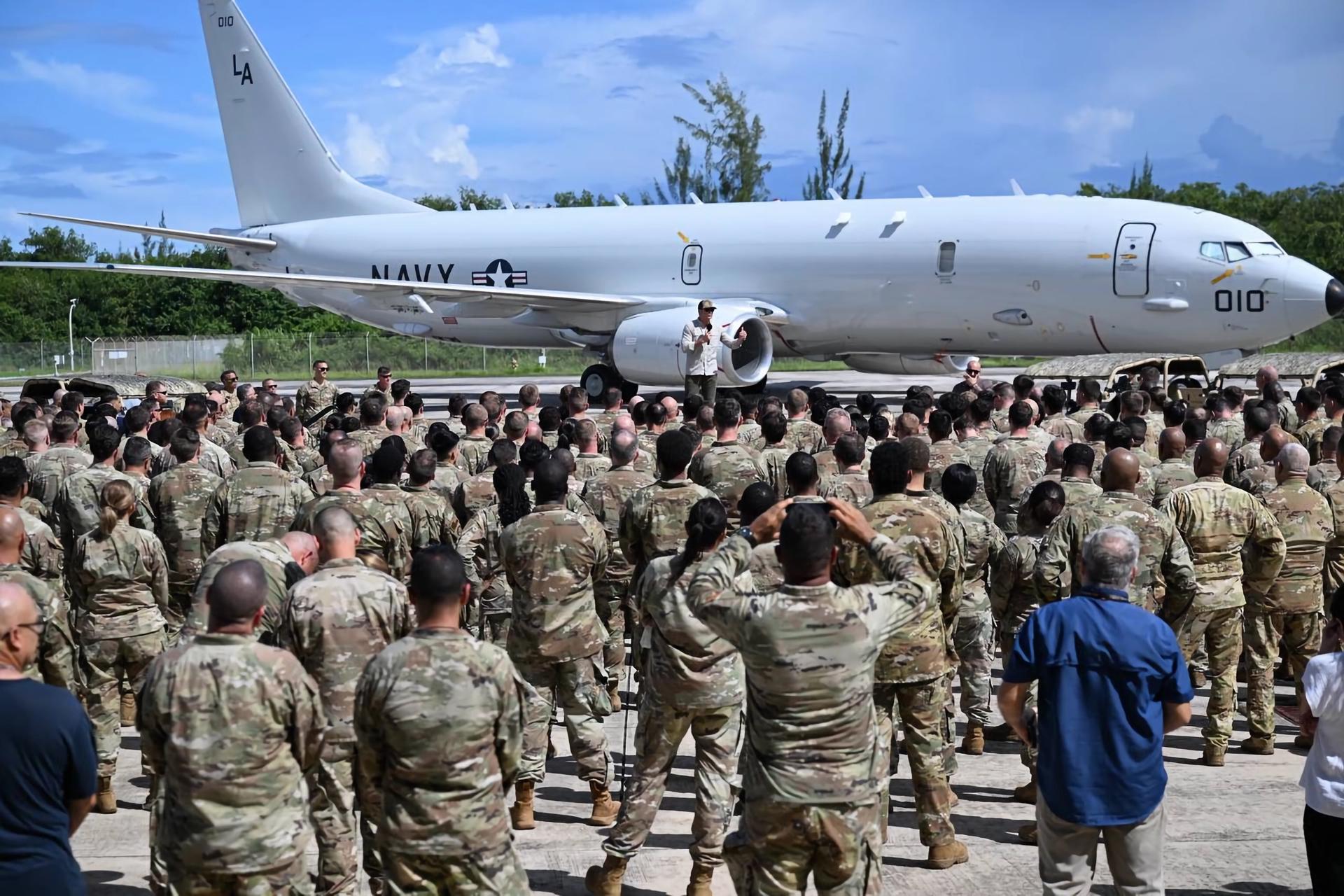 Fotografía cedida por la Gobernación de Puerto Rico donde aparece el secretario de Guerra de Estados Unidos, Pete Hegseth (c), hablando con militares en la Base Aérea Muñiz este 8 de septiembre de 2025, en el municipio de Carolina (Puerto Rico). EFE/ Gobernación de Puerto Rico