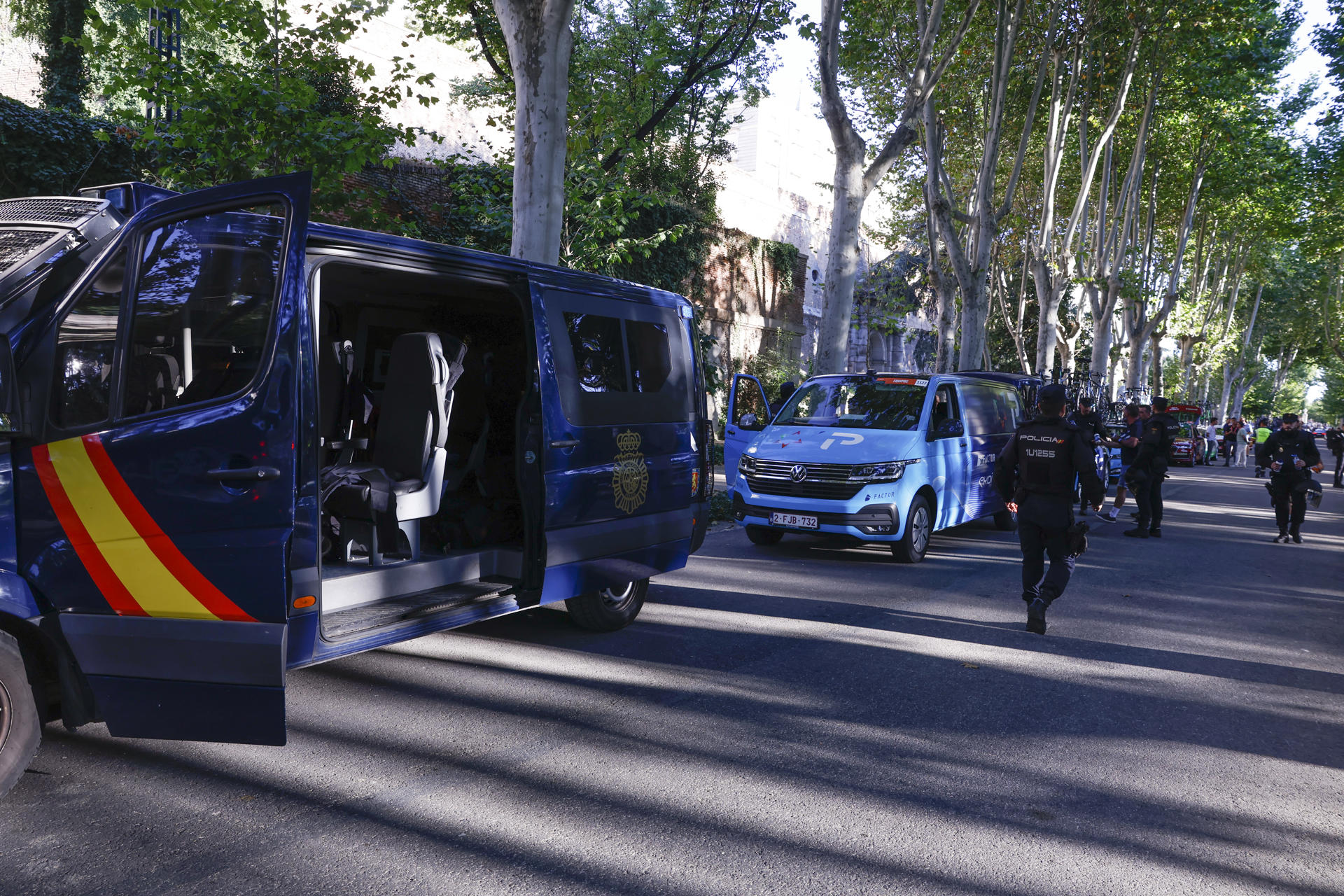 Los coches de los equipos ciclistas esperan a unos 57 kilómetros de la meta debido a las protestas de Propalestina en Madrid, durante la 21ª y última etapa de la carrera ciclista La Vuelta a España entre Alalpardo y Madrid, en Madrid, España, el 14 de septiembre de 2025. La etapa cubre 103,6 km. EFE/ Javier Lizon