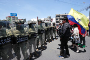 Indígenas de manifiestan durante una protesta este lunes, en Latacunga (Ecuador). EFE/ José Jácome