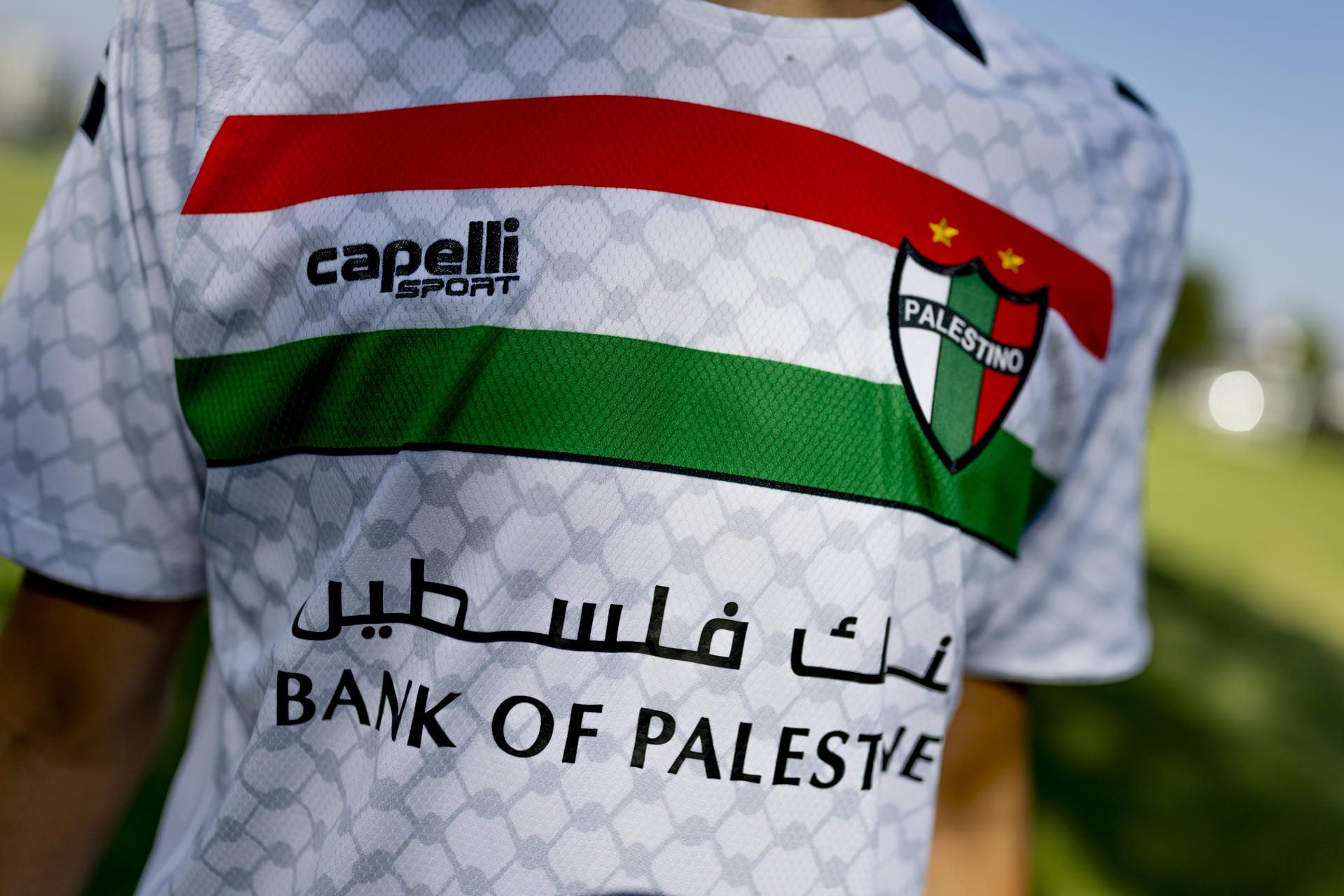 Camiseta del Club Deportivo Palestino, uno de los históricos del fútbol chileno, que ha experimentado un auge sin precedentes en sus ventas de camisetas, habiéndose cuadruplicado desde el año 2023, con un patente dominio de las ventas al extranjero. EFE/Raúl Gómez