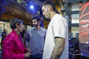 La presidenta de Federación Española de Baloncesto, Elisa Aguilar (i), y los jugadores Ricky Rubio y Willy Hernangómez (d) este martes, durante la fiesta de presentación de la Liga Endesa 2025-26, en Madrid. EFE/ Juanjo Martín