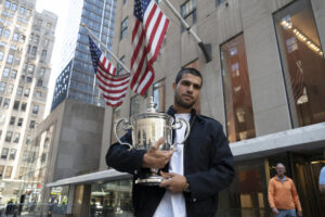 El tenista español Carlos Alcaraz, posa con el trofeo que lo acredita como campeón del Abierto de Estados Unidos 2025, en el Rockefeller Center de Nueva York (EE.UU.). EFE/Ángel Colmenares