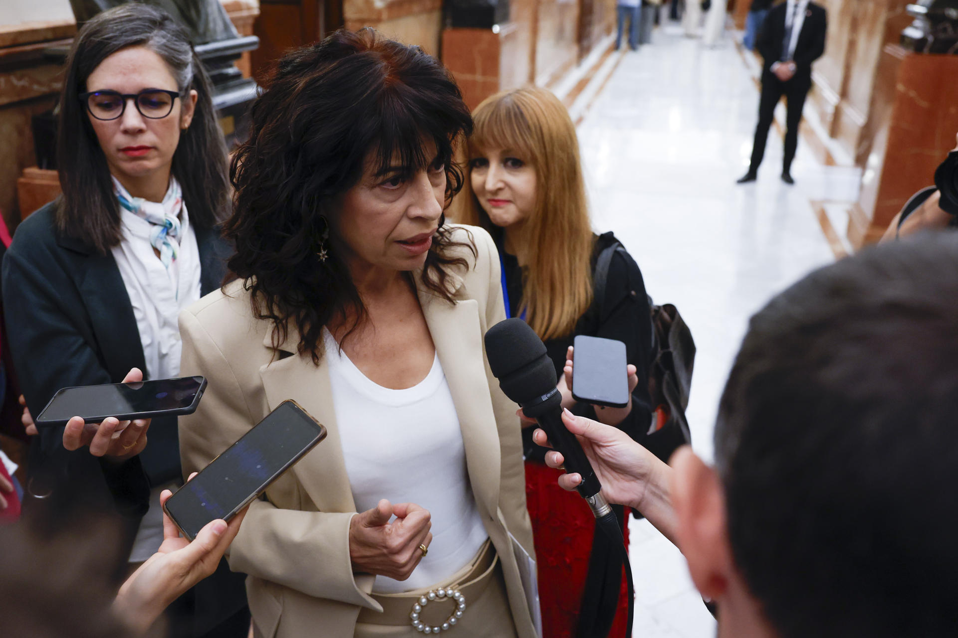 La ministra de Igualdad, Ana Redondo atiende a los medios en los pasillos del Congreso donde este miércoles se celebra la sesión de control al Gobierno. EFE/ J.J. Guillén