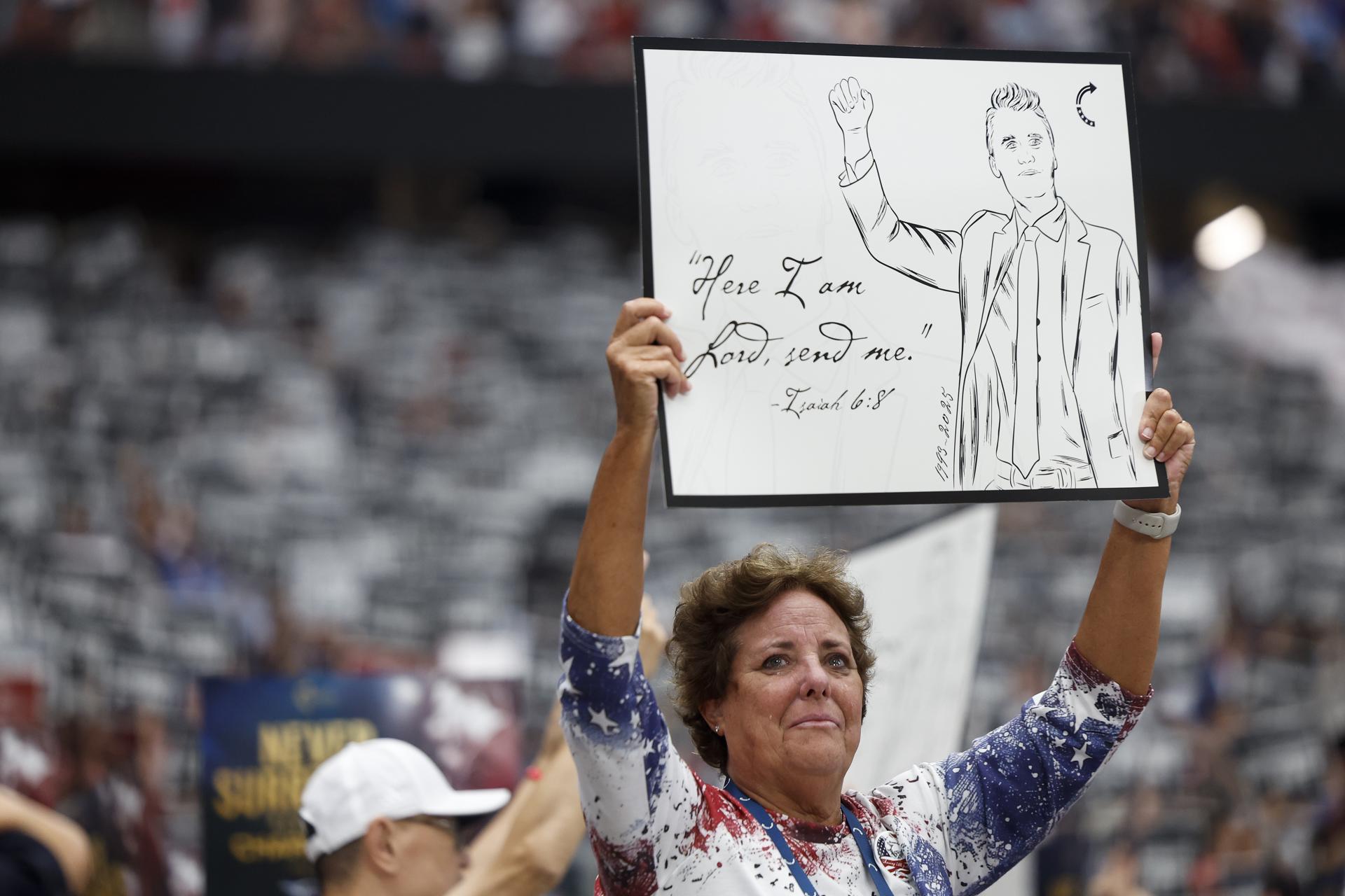 Los asistentes sostienen carteles durante el servicio memorial público del activista político Charlie Kirk en el State Farm Stadium en Glendale, Arizona, EE. UU. EFE/CAROLINE BREHMAN
