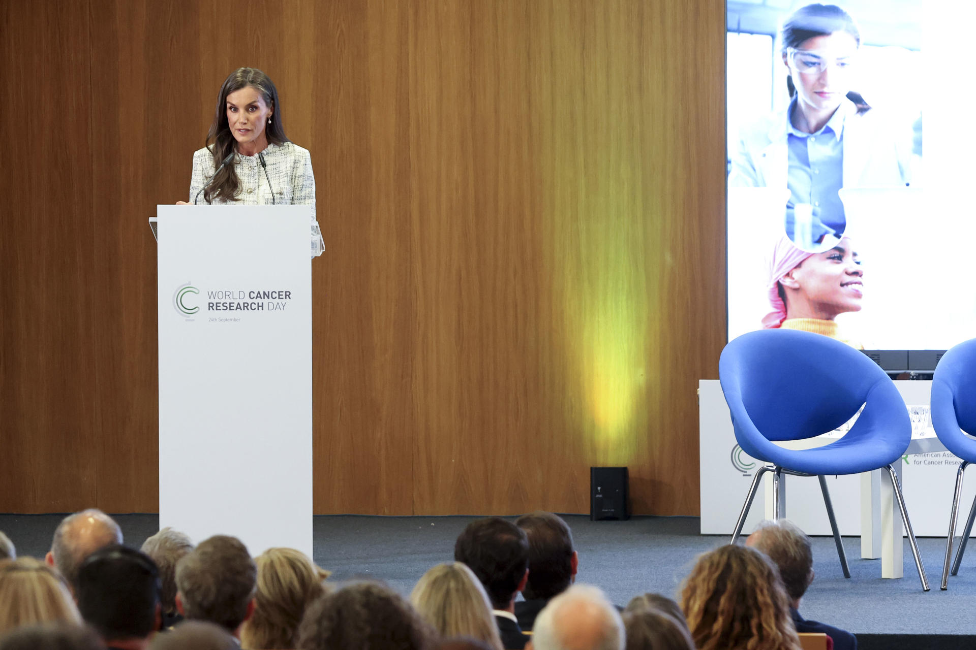 La reina Letizia visita el Centro de Investigación del Cáncer en Salamanca, como parte de los actos organizados en Salamanca para conmemorar el Día Mundial de Investigación del Cáncer. EFE/ JM. Garcia
