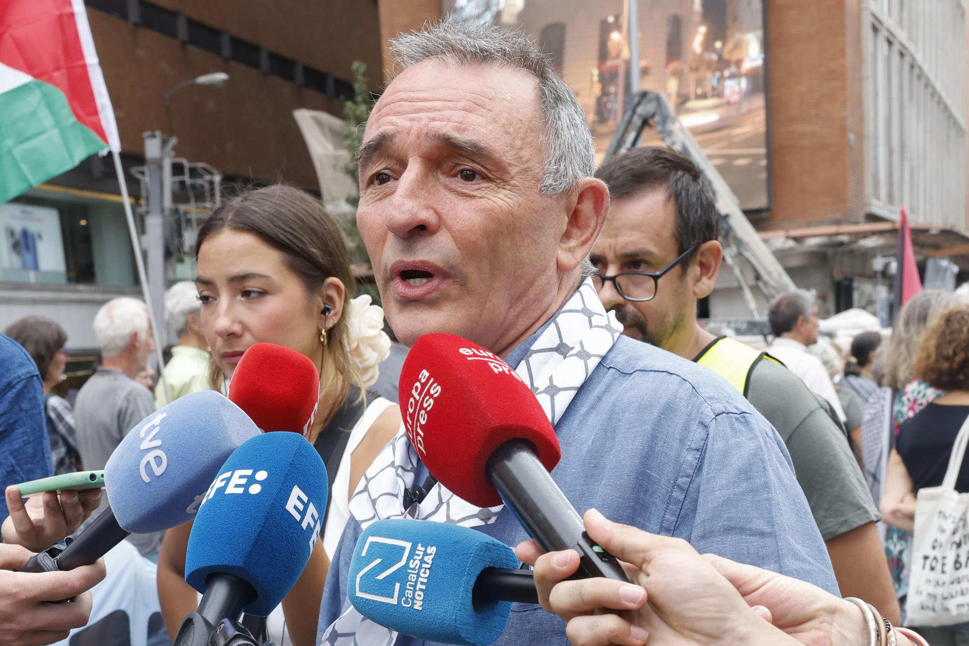 El diputado de Sumar Enrique Santiago muestra su apoyo a los profesores de la Marea Palestina, que mantienen un encierro en el Círculo de Bellas Artes para reclamar el embargo de armas a Israel, van a "pasar lista" de forma simbólica a los 18.500 niños muertos en Gaza, cuyos nombres se leerán a lo largo del día como en un aula de colegio. EFE/ J.P. Gandul