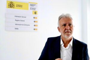 El ministro de Política Territorial, Ángel Víctor Torres, el viernes en las Oficinas de Extranjería de Las Palmas de Gran Canaria. EFE/Laura Bautista