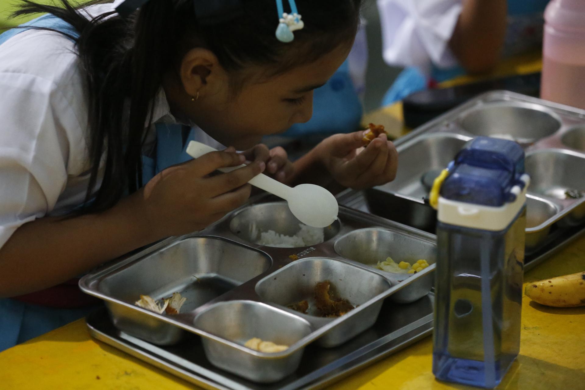 KEUTAPANG (Indonesia), 29/09/2025.- Una niña come alimentos gratutos en una escuela de Keutapang, Aceh Besar, Indonesia, bajo un programa gubernamental por el que se han intoxicado cerca de 6.000 niños, según la Agencia Nacional de Nutrición, y que el Gobierno aboga por mantener activo. EFE/EPA/HOTLI SIMANJUNTAK

