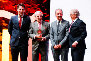 En foto de archivo Francisco López Canís (2i) sostiene el premio ·"A la labor de difusión de comunicación". EFE/ Luis Millan