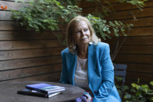 La autora y académica Carme Riera, posa este martes durante la presentación de su último libro, 'Gràcies', una suerte de memorias literarias, que desvela algunas interioridades del oficio de escribir, coincidiendo con el 50 aniversario de su carrera como escritora, iniciada en 1975 con 'Te deix, amor, la mar com a penyora'. EFE/Marta Pérez