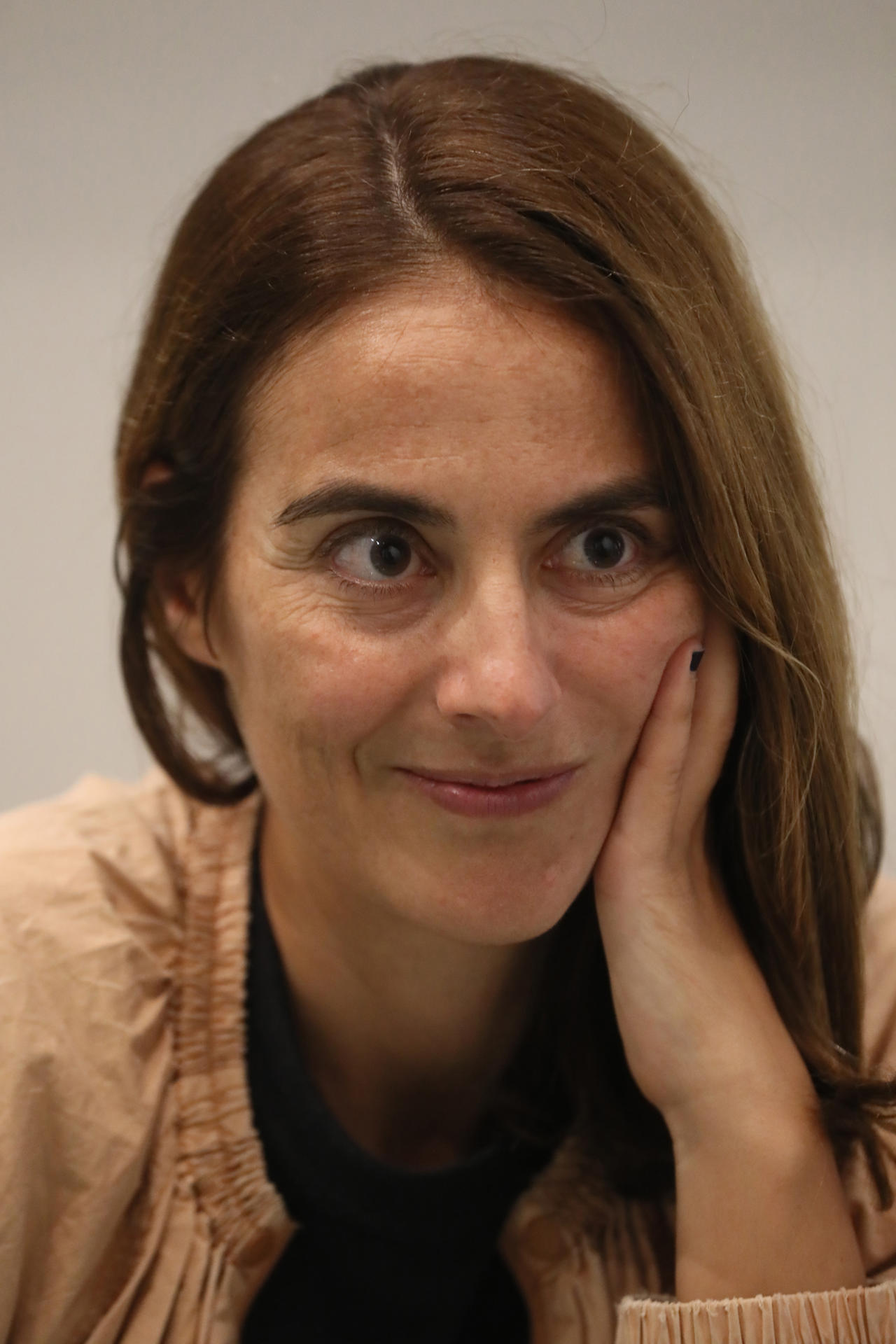 La directora española Elena López Riera posa durante una entrevista con EFE este viernes, en el Centro Cultural España, en Ciudad de México (México). EFE/ Mario Guzmán