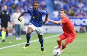 El extremo derecho del Oviedo Haissem Hassan (i) en el partido de LaLiga entre el Real Oviedo y la Real Sociedad, en el estadio Carlos Tartiere. EFE/Paco Paredes