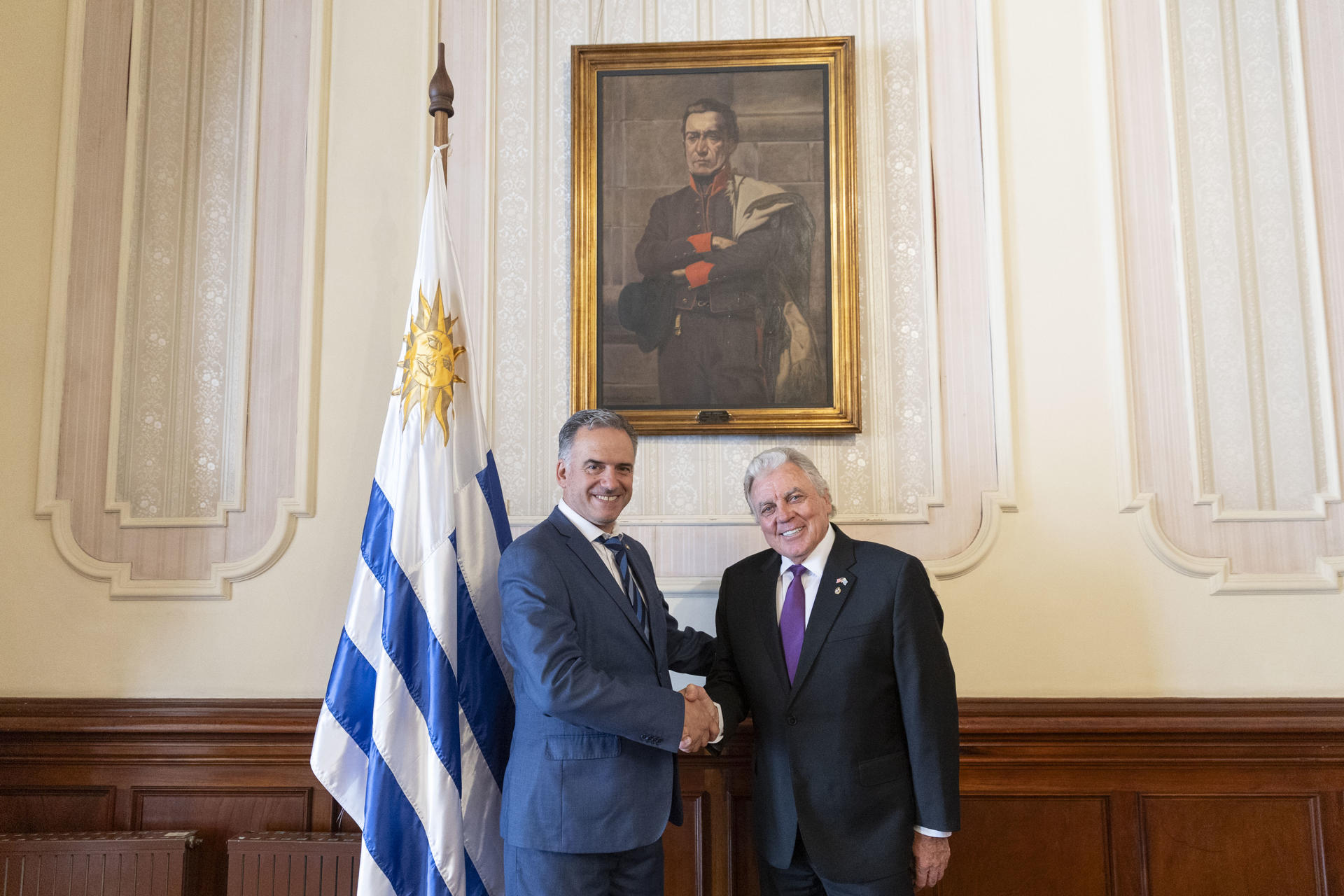 Fotografía cedida por la Presidencia de Uruguay de su mandatario Yamandú Orsi (i), estrechando la mano con el nuevo embajador de Estados Unidos en Uruguay, Lou Rinaldi, este martes en Montevideo (Uruguay). EFE/ Camilo Dos Santos Ayala
