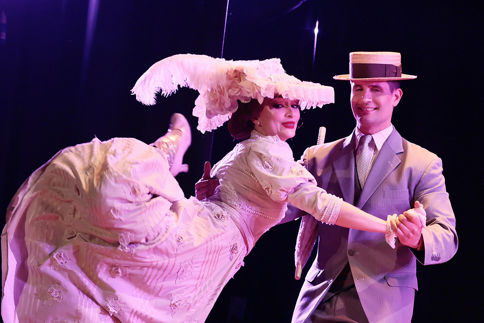 Una pareja baila durante la Final del Mundial de Tango este martes, en el teatro Gran Rex de Buenos Aires (Argentina). EFE/ STR