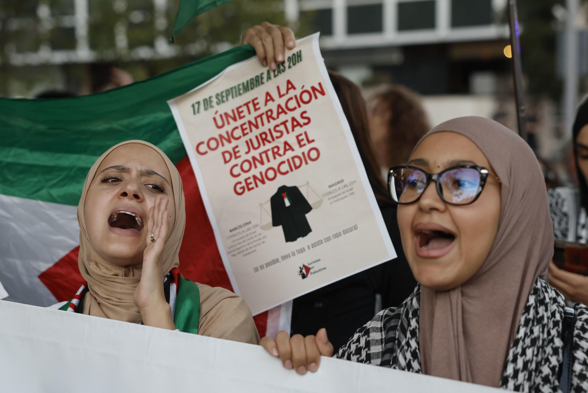 Juristas por Palestina, plataforma que integra a juristas de la abogacía, de la judicatura, de la fiscalía, de la Universidad y a otros operadores jurídicos, convoca una concentración frente a la Embajada y el Consulado de Israel, hoy miércoles en Madrid, con el fin de denunciar, desde el ámbito jurídico, la situación de genocidio que sufre la población civil palestina en Gaza. EFE/Sergio Pérez
