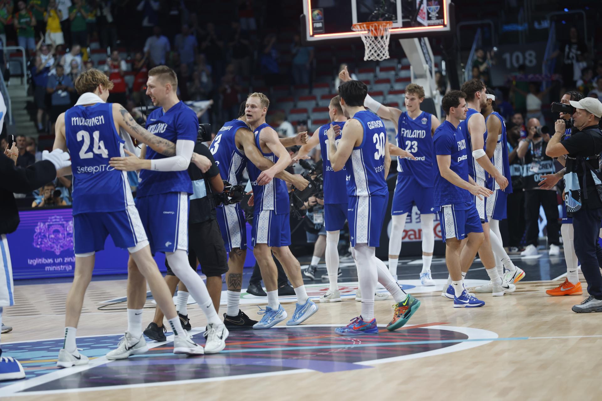 La selección de Serbia, una de las principales favoritas al oro, ha sido eliminada en los octavos de final del Eurobasket por Finlandia (86-92), a la que sostuvieron durante todo el partido Lauri Markkanen y Miro Little pero que dio la estocada definitiva en el último cuarto gracias a los efervescentes Elias Valtonen y Miikka Muurinen. EFE/EPA/TOMS KALNINS