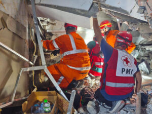 JAVA ORIENTAL (INDONESIA), 29/09/2025.- Un internado se derrumbó este lunes en la provincia indonesia de Java Oriental mientras los estudiantes rezaban en la planta baja del edificio, dejando un "número incierto" de víctimas, según informó la agencia de rescates Basarnas en un comunicado. Dos equipos compuestos por 13 rescatistas se desplazaron hasta el internado islámico Al-Khoziny, situado en Sidoarjo, en el este de la isla más poblada de Indonesia, y "encontraron indicios de dos supervivientes bajo los escombros", indicó Basarnas. EFE/ Basarnas SOLO USO EDITORIAL SOLO DISPONIBLE PARA ILUSTRAR LA NOTICIA QUE ACOMPAÑA (CRÉDITO OBLIGATORIO)