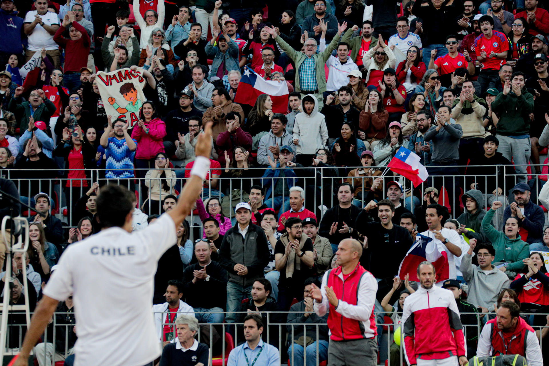 El chileno Cristian Garín celebra ante su público en el partido de la Copa Davis en el Court Central del Estadio Nacional en Santiago (Chile). EFE/Ailen Díaz