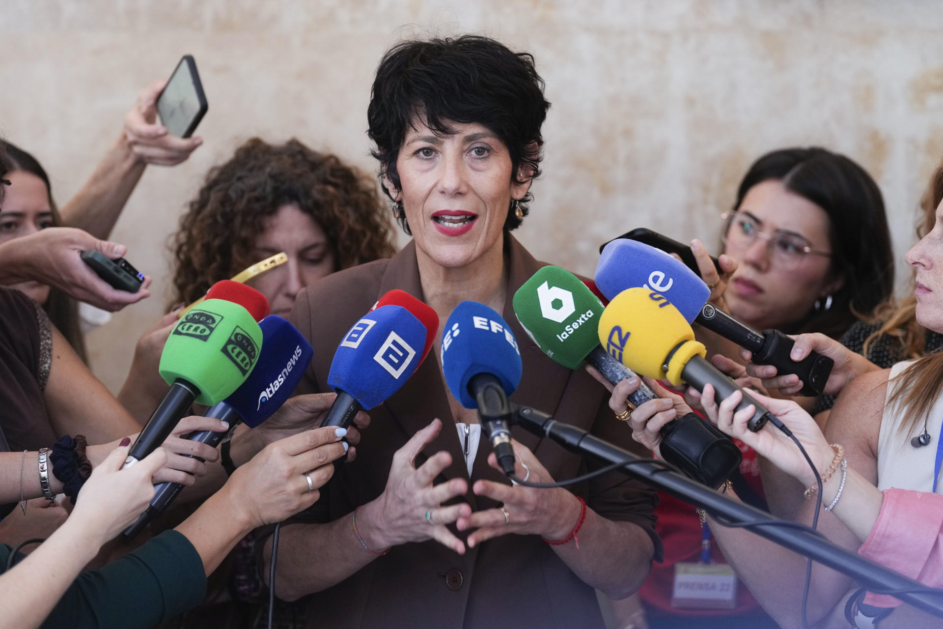 La ministra de Inclusión, Seguridad Social y Migraciones, Elma Saiz, atiende a la prensa con motivo de su reunión con el grupo de trabajo formado con las principales plataformas digitales (X, Meta, Instagram y TikTok) a raíz de los disturbios racistas de Torre Pacheco (Murcia), para reforzar la colaboración contra los discursos de odio y la viralización de contenidos que incitan a la discriminación y la violencia, este lunes. EFE/ Borja Sanchez-trillo