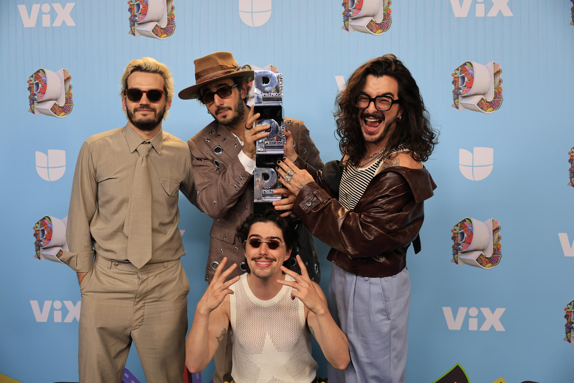 Los integrantes de Morat posan con los premios a canción pop rock y álbum pop durante los Premios Juventud este jueves, en Ciudad de Panamá (Panamá). EFE/ Bienvenido Velasco
