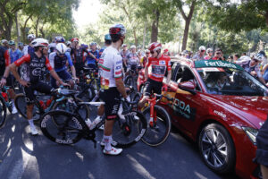 El líder de la clasificación general, el danés Jonas Vingegaard (d), del equipo Visma, y ​​el resto de los ciclistas al final de la 21.ª y última etapa de La Vuelta a España, entre Alalpardo y Madrid, en Madrid, España, el 14 de septiembre de 2025. La etapa tiene una longitud de 103,6 km. La Vuelta finalizó a 56 kilómetros de la meta en la Plaza de Cibeles debido a las manifestaciones y disturbios de grupos propalestinos que invadieron las principales calles de Madrid, obligando a la policía a intervenir. EFE/ Javier Lizon