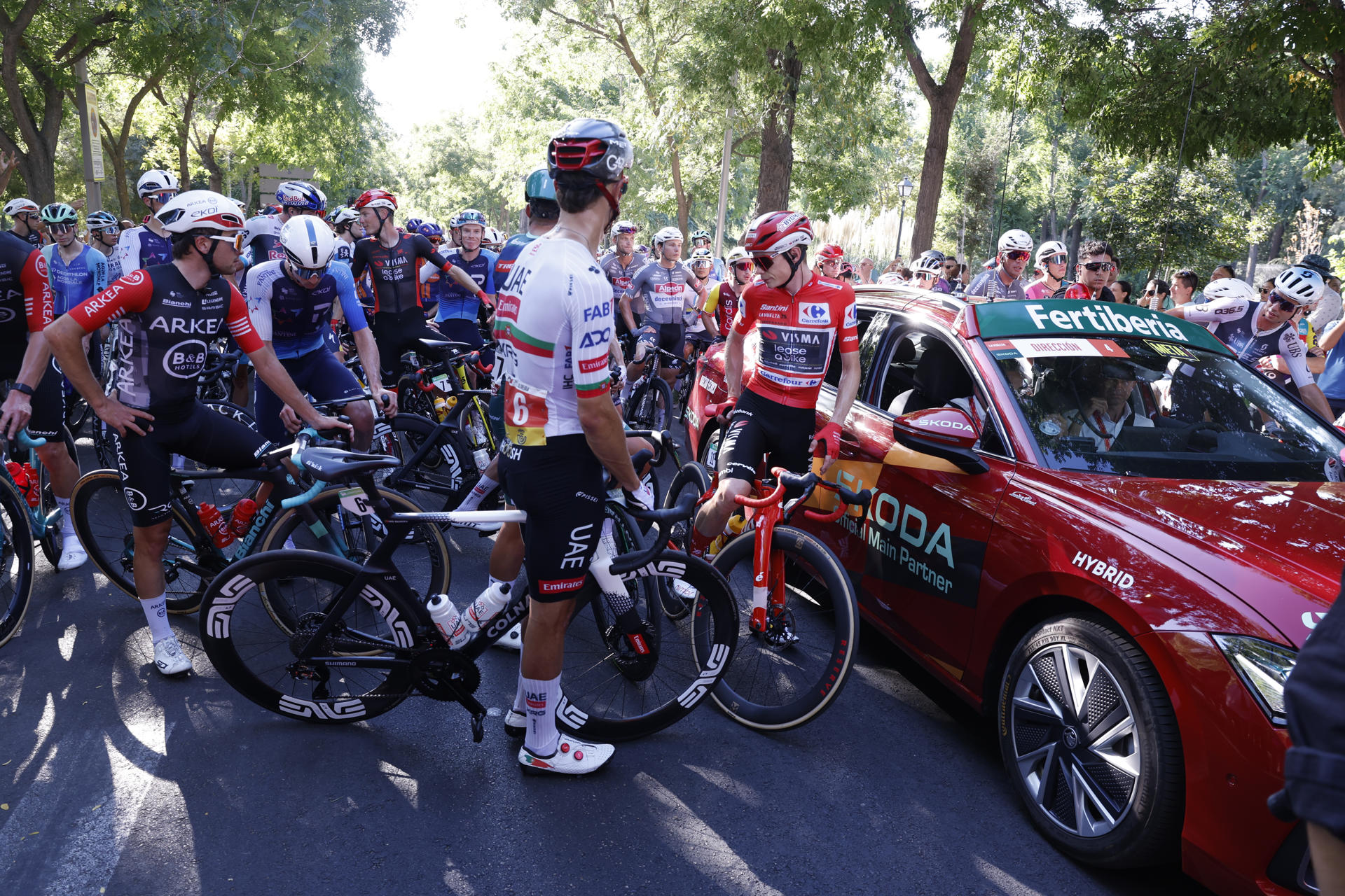 El líder de la clasificación general, el danés Jonas Vingegaard (d), del equipo Visma, y ​​el resto de los ciclistas al final de la 21.ª y última etapa de La Vuelta a España, entre Alalpardo y Madrid, en Madrid, España, el 14 de septiembre de 2025. La etapa tiene una longitud de 103,6 km. La Vuelta finalizó a 56 kilómetros de la meta en la Plaza de Cibeles debido a las manifestaciones y disturbios de grupos propalestinos que invadieron las principales calles de Madrid, obligando a la policía a intervenir. EFE/ Javier Lizon