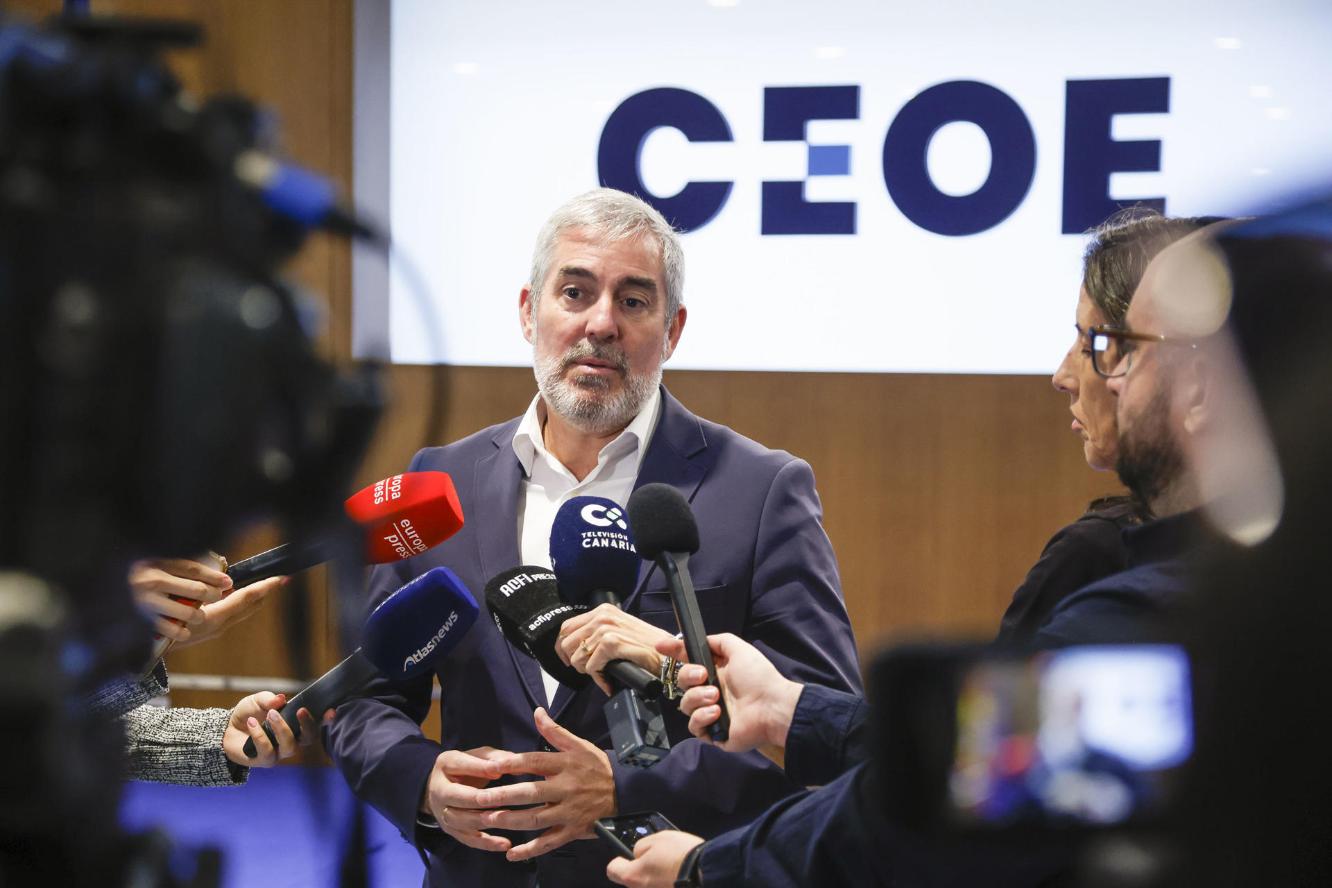 El presidente de Canarias, Fernando Clavijo, atiende a los medios en la sede de la CEOE, en Madrid, este jueves, antes de su participación en el foro 'África: inversión en talento y desarrollo'. EFE/ David Fernández
