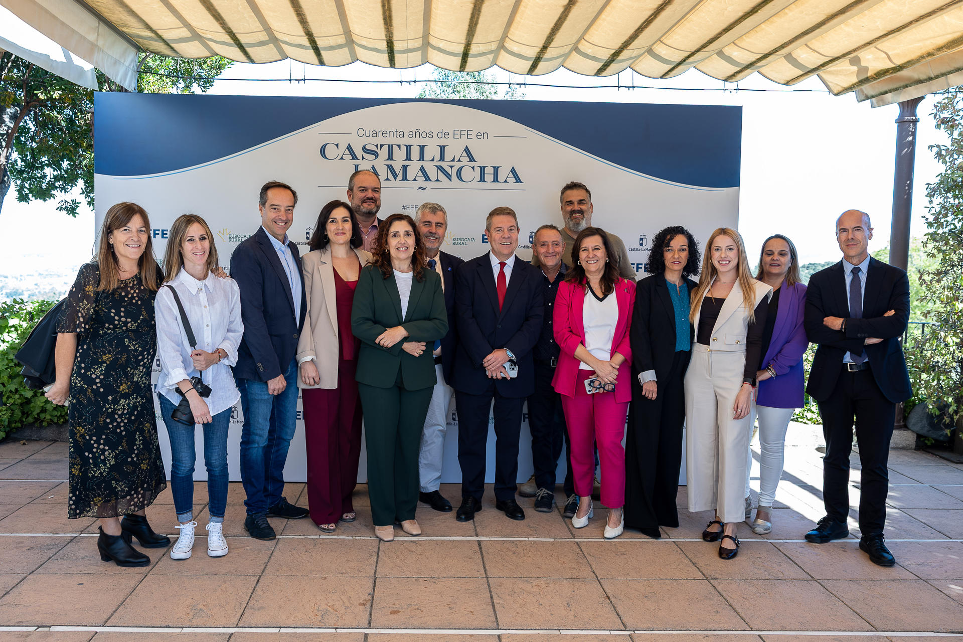 El presidente de la agencia EFE, Miguel Ángel Oliver (7i), el presidente de Castilla-La Mancha, Emiliano García-Page (c), y la delegada de la agencia en Castilla-La Mancha, Lidia Sánchez (6i), entre otros, posan para una foto de familia con motivo de la celebración del 40 aniversario de la agencia EFE en Castilla-La Mancha, este viernes en Viñedos Cigarral de Santa María, en el Cerro del Emperador de Toledo. EFE/ Ismael Herrero