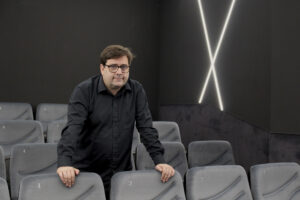 El cineasta Richard Zubelzu ha vuelto, con su nuevo documental, a rememorar los acontecimientos que vivió en su infancia, en su localidad natal de Reinosa, que los españoles pusieron en los años 80 en el mapa tras la movilización social que se produjo en la ciudad cántabra contra la reconversión industrial. EFE/Eva García