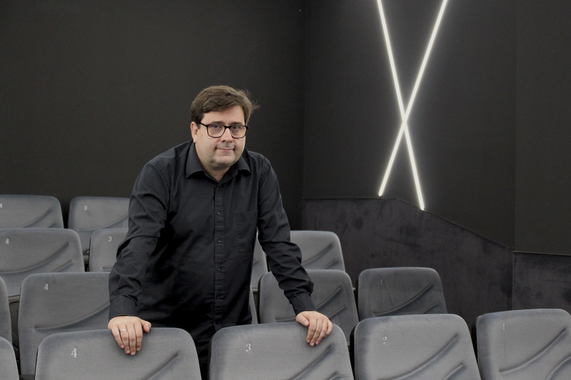 El cineasta Richard Zubelzu ha vuelto, con su nuevo documental, a rememorar los acontecimientos que vivió en su infancia, en su localidad natal de Reinosa, que los españoles pusieron en los años 80 en el mapa tras la movilización social que se produjo en la ciudad cántabra contra la reconversión industrial. EFE/Eva García