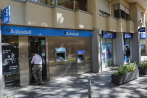 Una oficina del BBVA junto a otra del Banco de Sabadell en Barcelona. EFE/Toni Albir