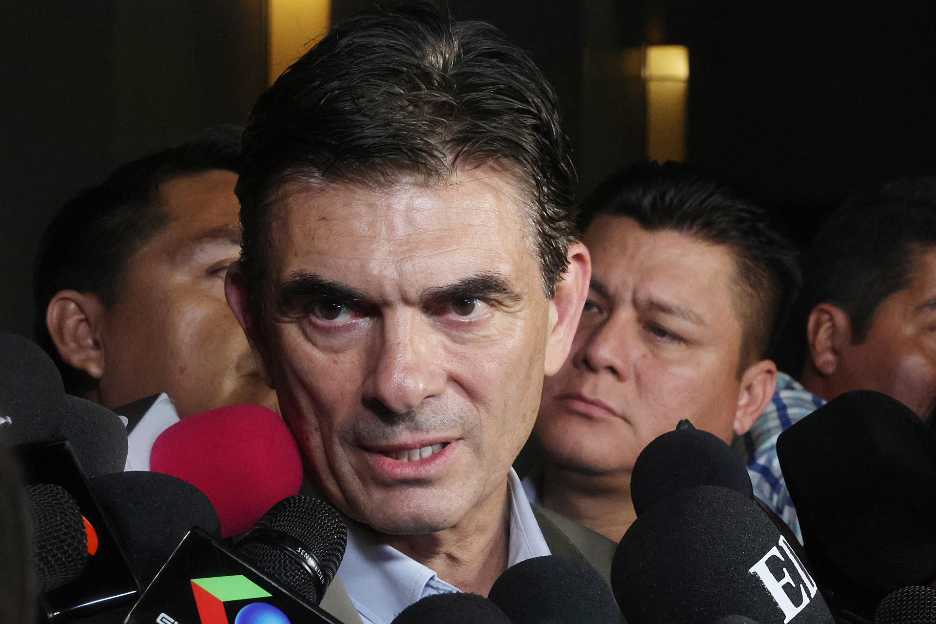 El candidato por el Partido Demócrata Cristiano, Rodrigo Paz, habla con periodistas durante el 'Encuentro por la democracia - Segunda vuelta' este miércoles, en Santa Cruz (Bolivia). EFE/Juan Carlos Torrejon