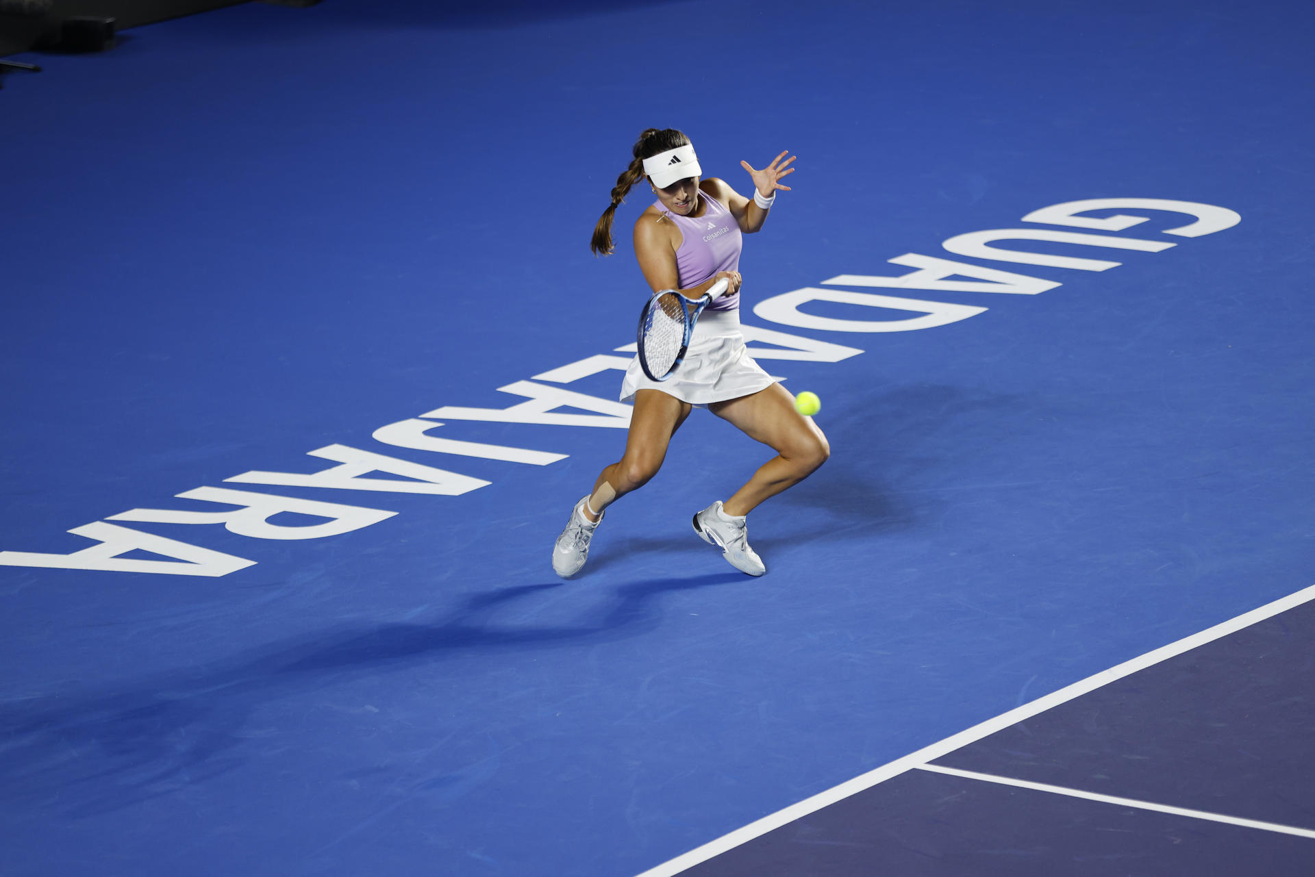La colombiana Camila Osorio devuelve una bola ante la rusa Kamilla Rakhimova este martes, durante un partido del Guadalajara Open WTA 500, en el Centro Panamericano de Tenis, en Guadalajara (México). EFE/ Francisco Guasco
