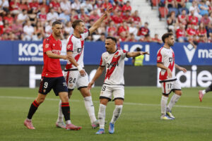 El delantero de Osasuna Raul García, y el centrocampista del Rayo Vallecano Álvaro García, durante el partido de la jornada 4 de LaLiga EA Sports, este domingo en el estadio El Sadar en Pamplona.-EFE/ Villar López