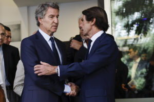 El presidente del PP, Alberto Núñez Feijóo (i), acompañado por el expresidente del Gobierno y presidente de la Fundación FAES, José María Aznar, durante la clausura del Campus FAES este viernes. EFE/Sergio Pérez