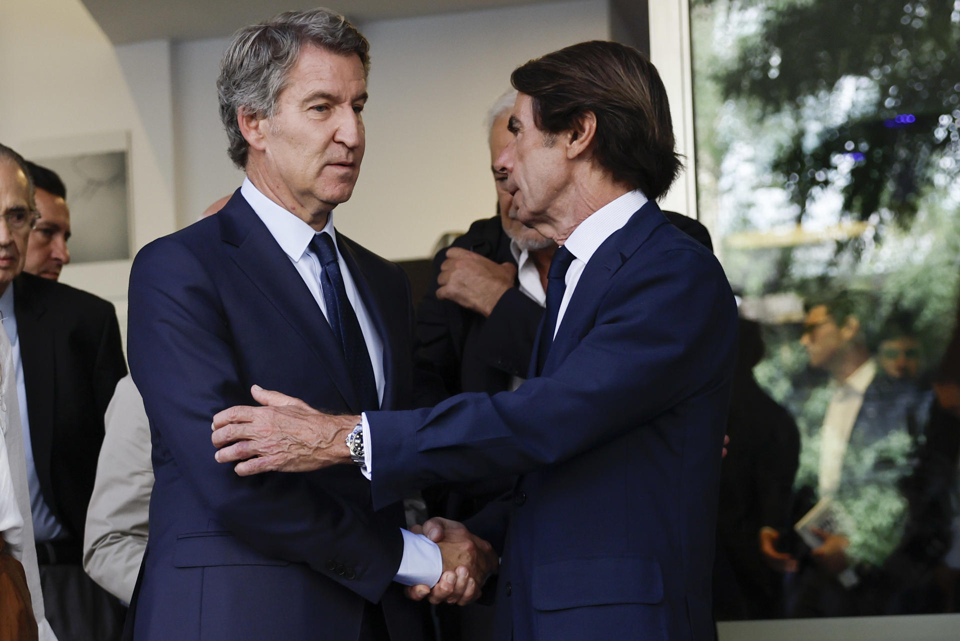El presidente del PP, Alberto Núñez Feijóo (i), acompañado por el expresidente del Gobierno y presidente de la Fundación FAES, José María Aznar, durante la clausura del Campus FAES este viernes. EFE/Sergio Pérez