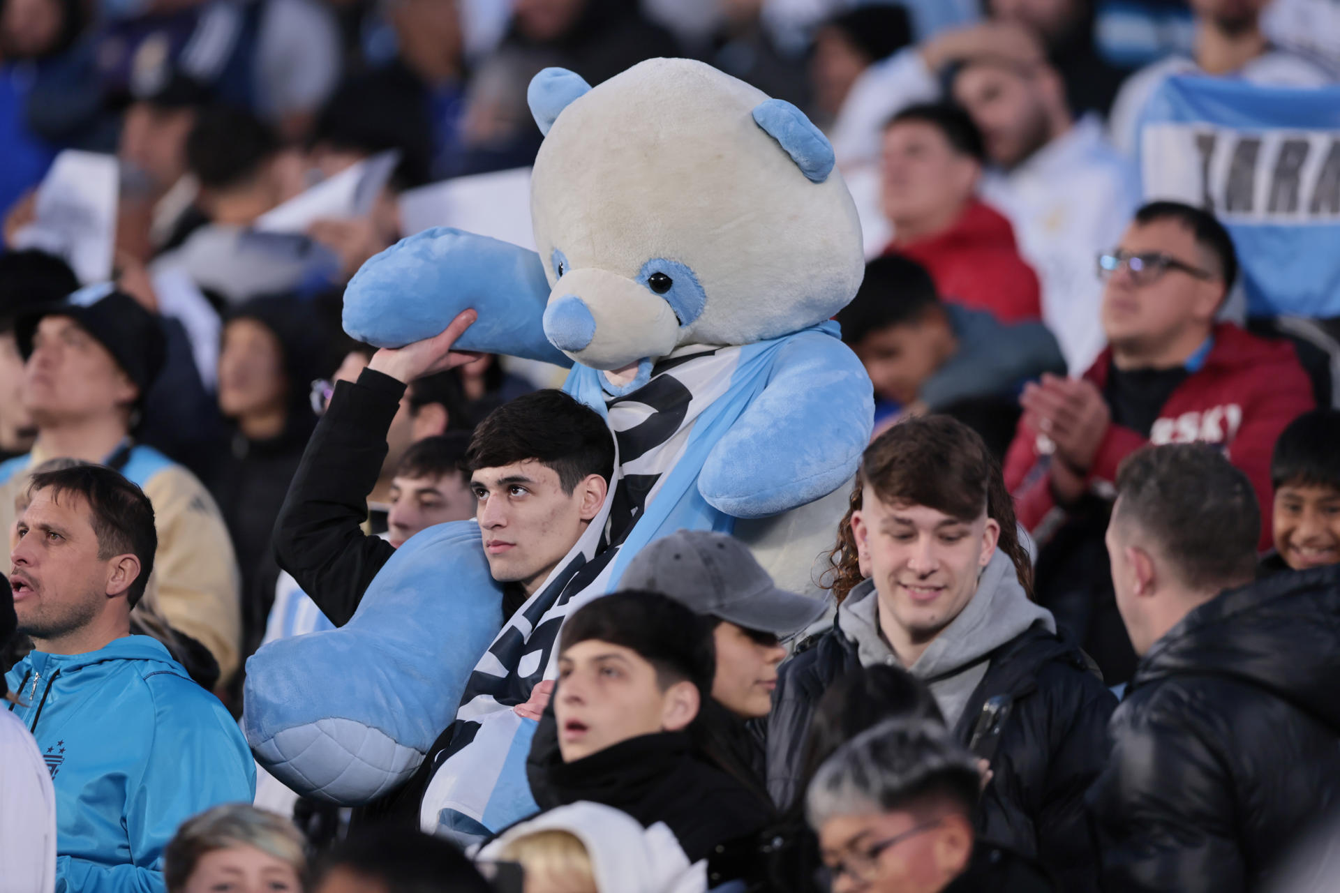 El estadio Monumental en Buenos Aires volvió a lucir el tradicional albo y celeste en sus tribunas para acompañar a la selección de Argentina en su partido contra Venezuela. EFE/ Adan González