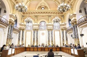 Salón de plenos del Ayuntamiento de San Sebastián en una imagen de archivo. EFE/Juan Herrero