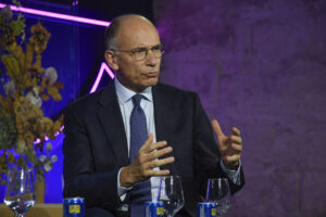 El ex primer ministro italiano Enrico Letta participa en una sesión del Hay Festival Segovia, en su vigésimo aniversario, este viernes. EFE/Pablo Martín