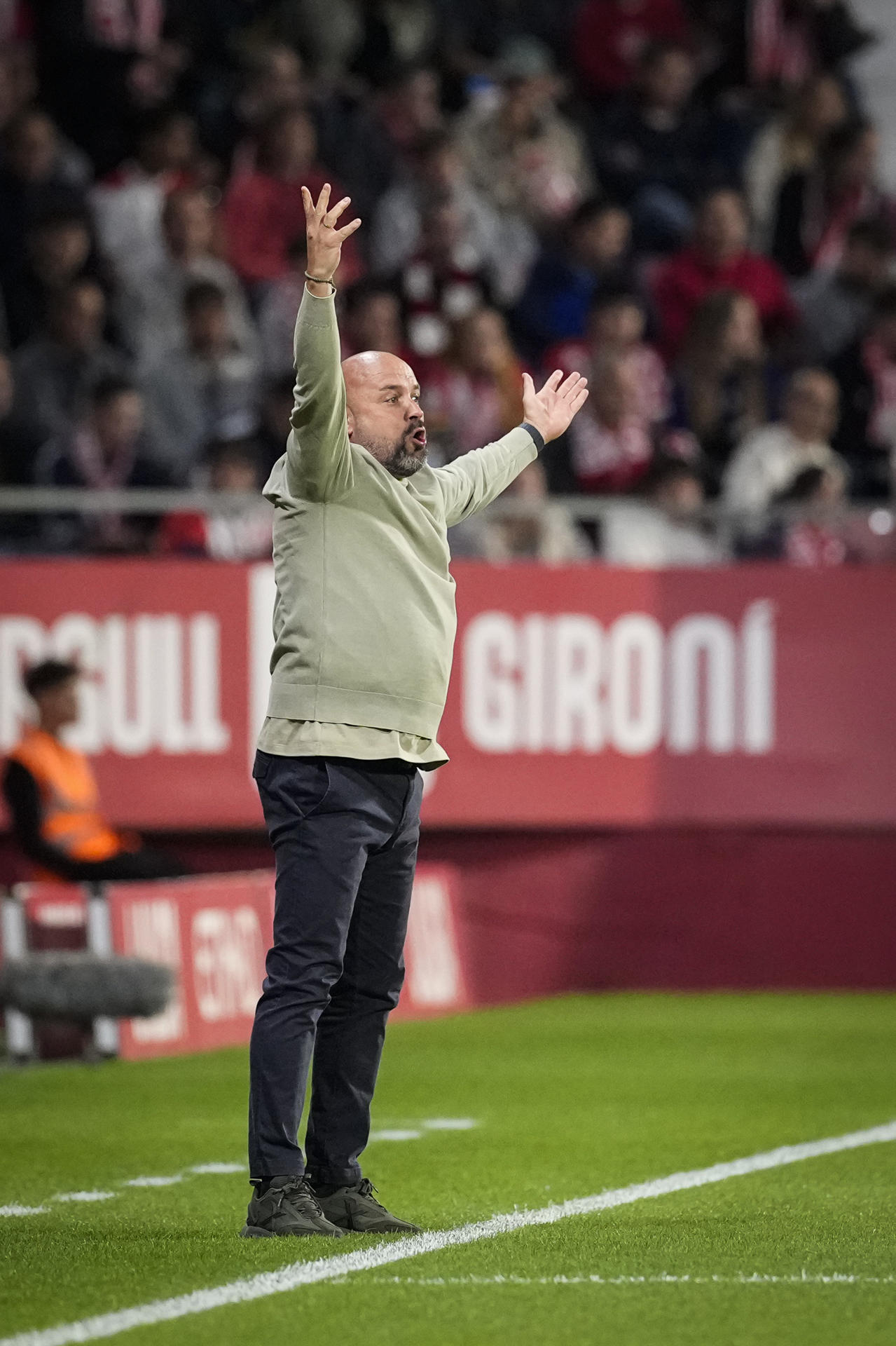 El entrenador del Espanyol, Manolo González, durante el encuentro correspondiente a la jornada siete de Laliga EA Sports que disputan hoy viernes Girona y Espanyol en el estadio municipal de Montilivi, en Girona. EFE/David Borrat.

