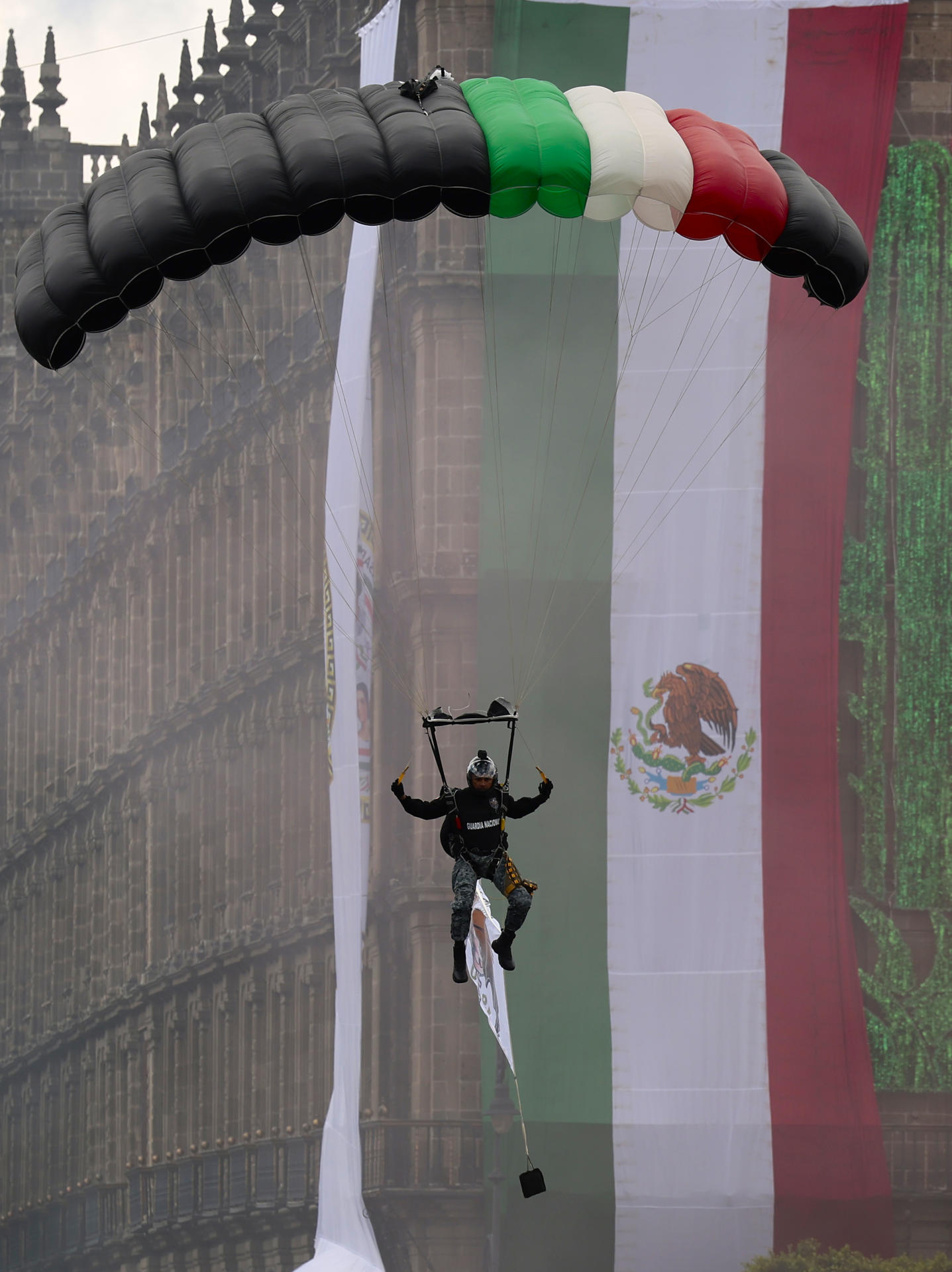 Paracaidistas participan durante el desfile del 215 aniversario de la Independencia de México este martes, en Ciudad de México (México). EFE/José Méndez
