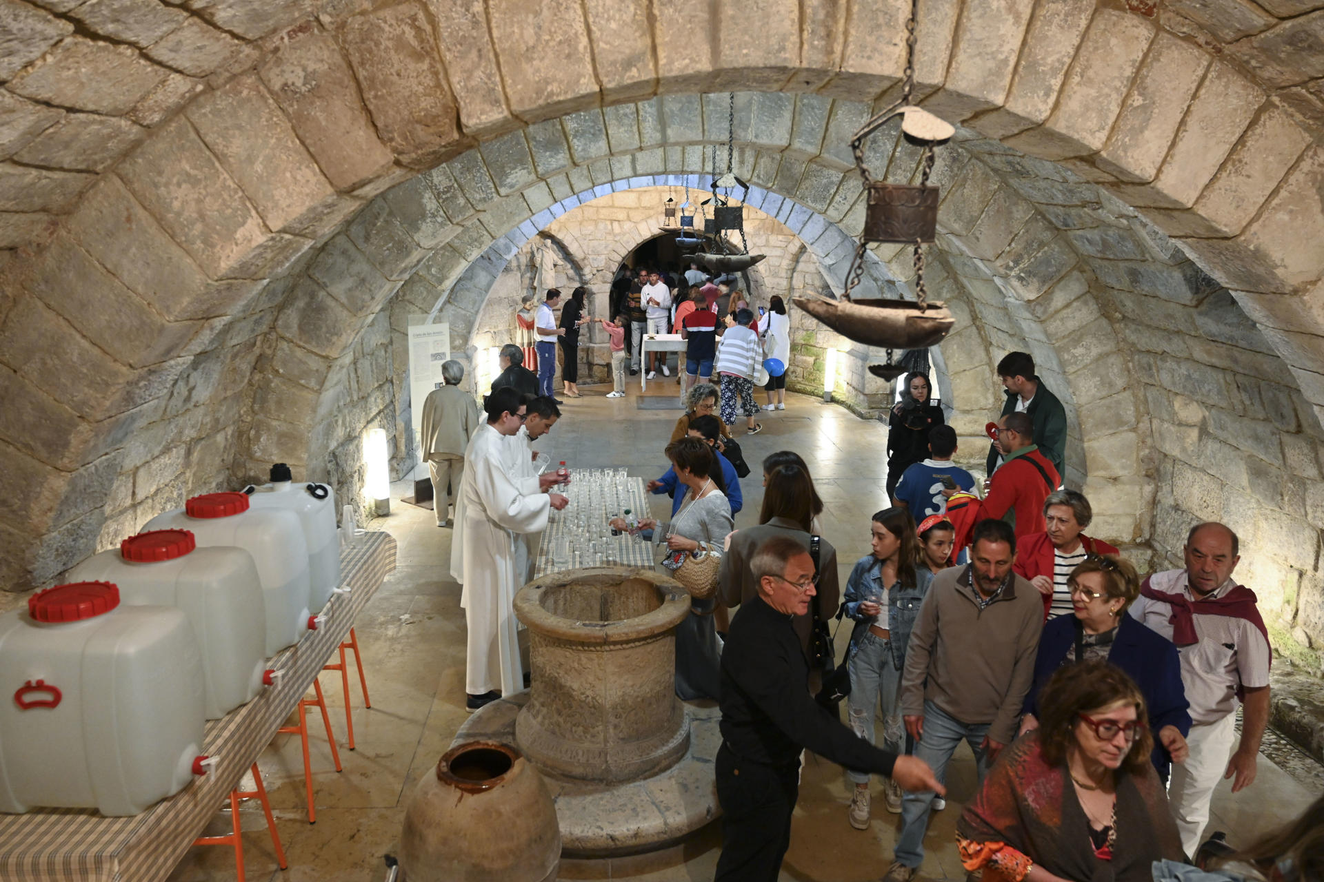 Los palentinos renuevan la tradición de beber el agua bendita de la cripta visigótica de San Antolín, situada bajo la catedral de Palencia, en el día del patron de la ciudad. EFE/ Almudena Álvarez
