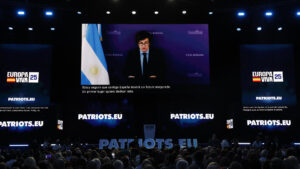 El presidente de Argentina, Javier Milei interviene a través de videoconferencia en el acto 'Europa Viva 25' este domingo en Madrid. EFE/J.J. Guillén