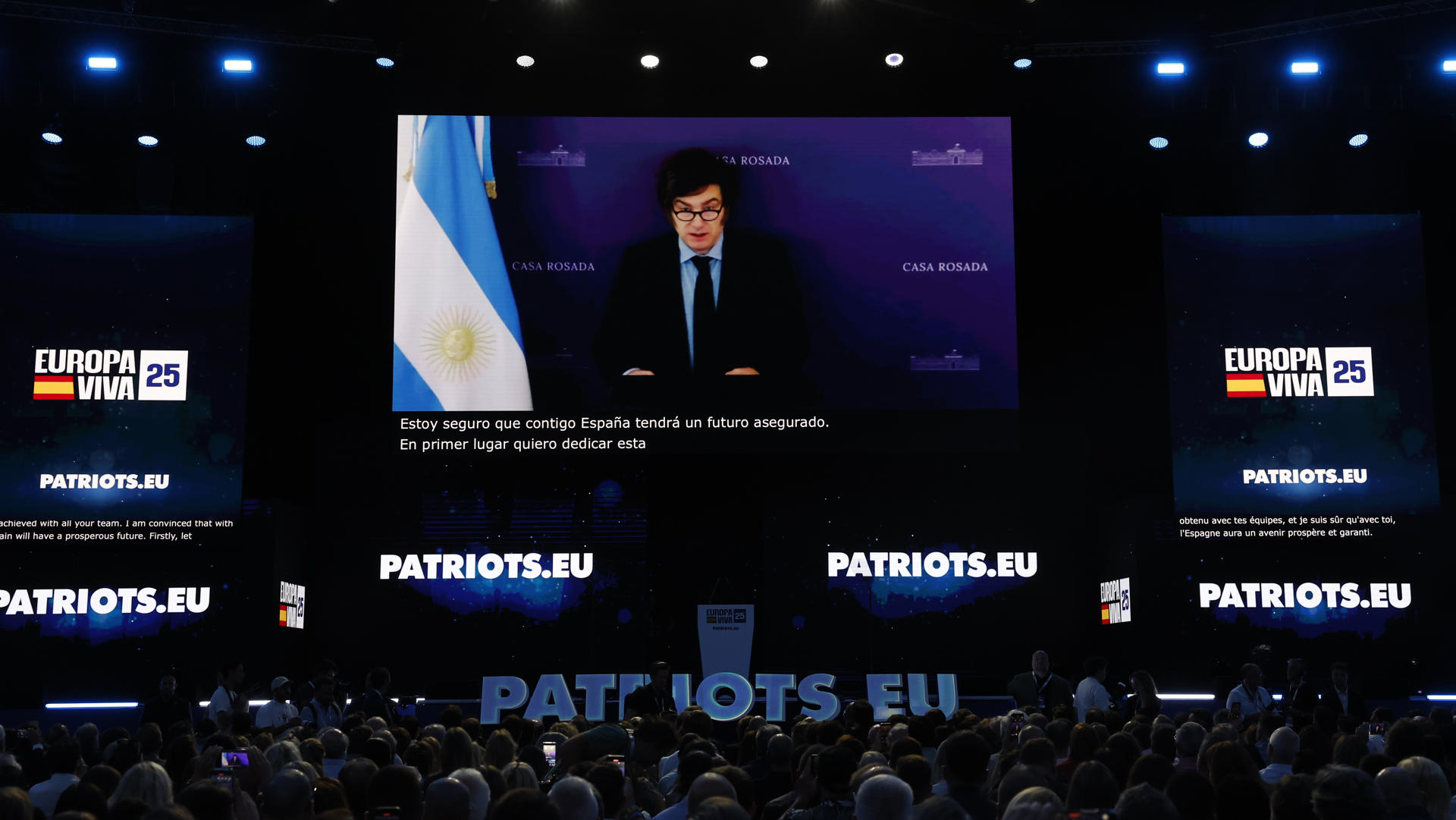 El presidente de Argentina, Javier Milei interviene a través de videoconferencia en el acto 'Europa Viva 25' este domingo en Madrid. EFE/J.J. Guillén