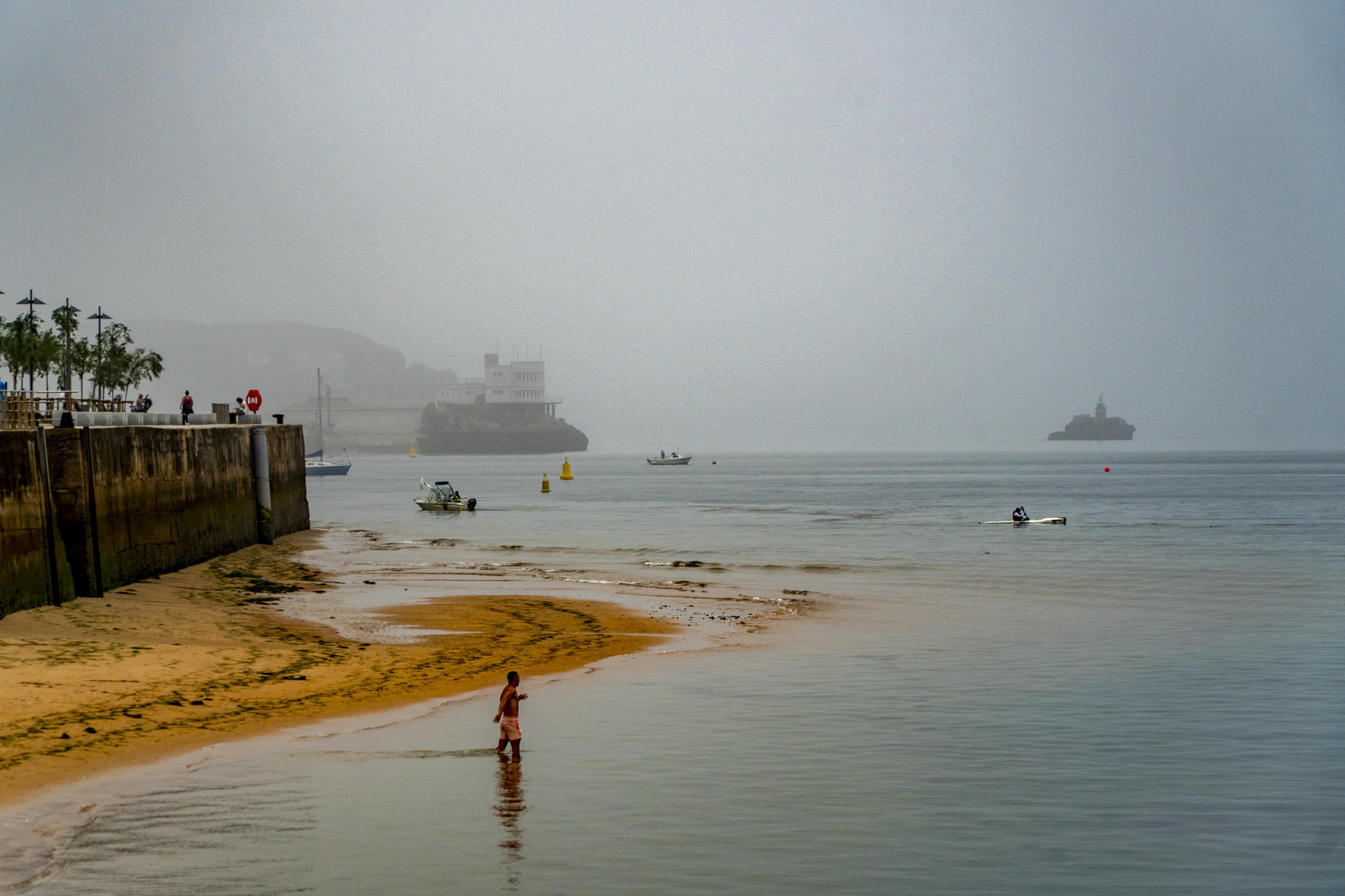 En la imagen de archivo, niebla en la bahía de Santander. EFE/Román G. Aguilera