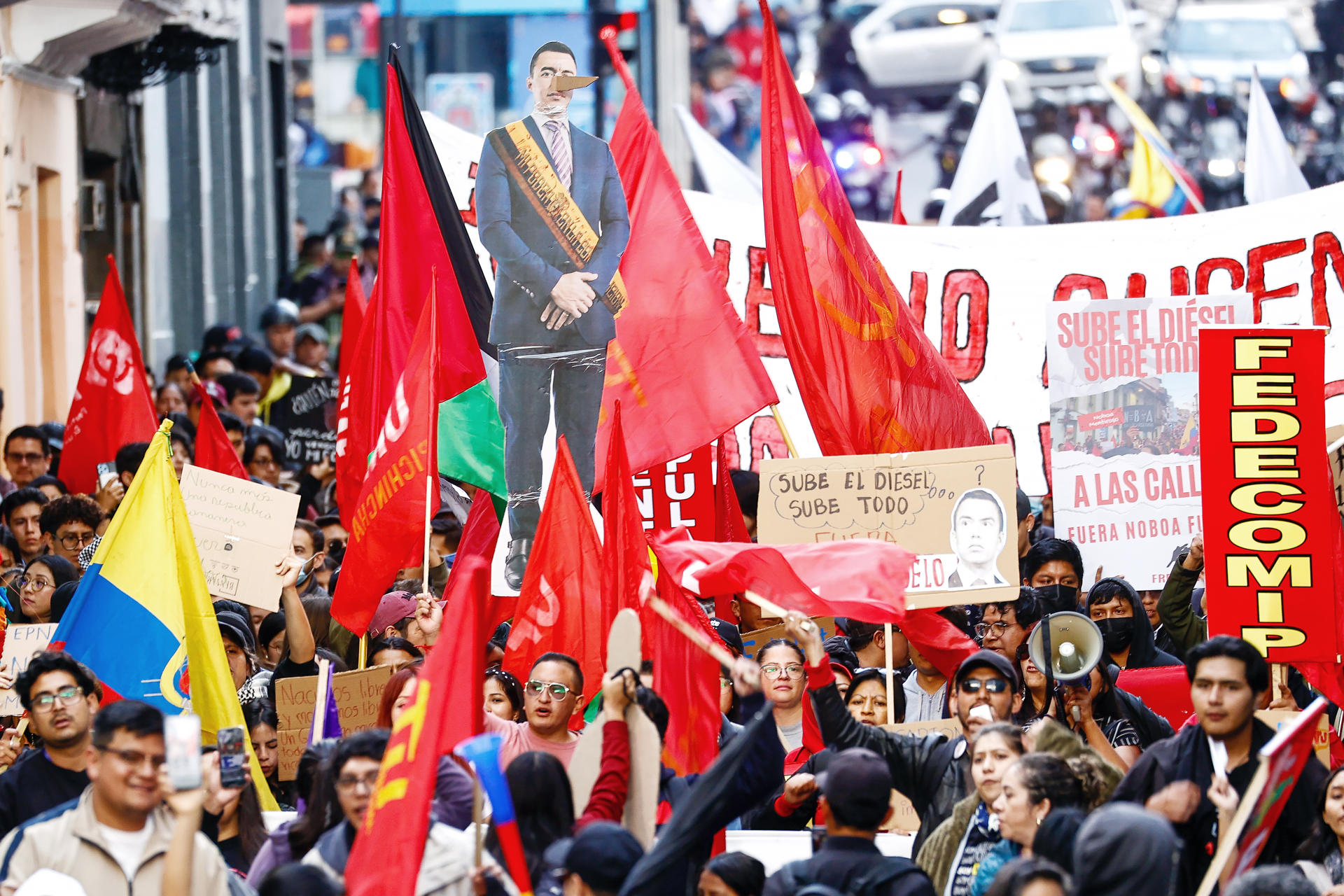 Personas participan en una manifestación este martes, en Quito (Ecuador). EFE/ José Jácome