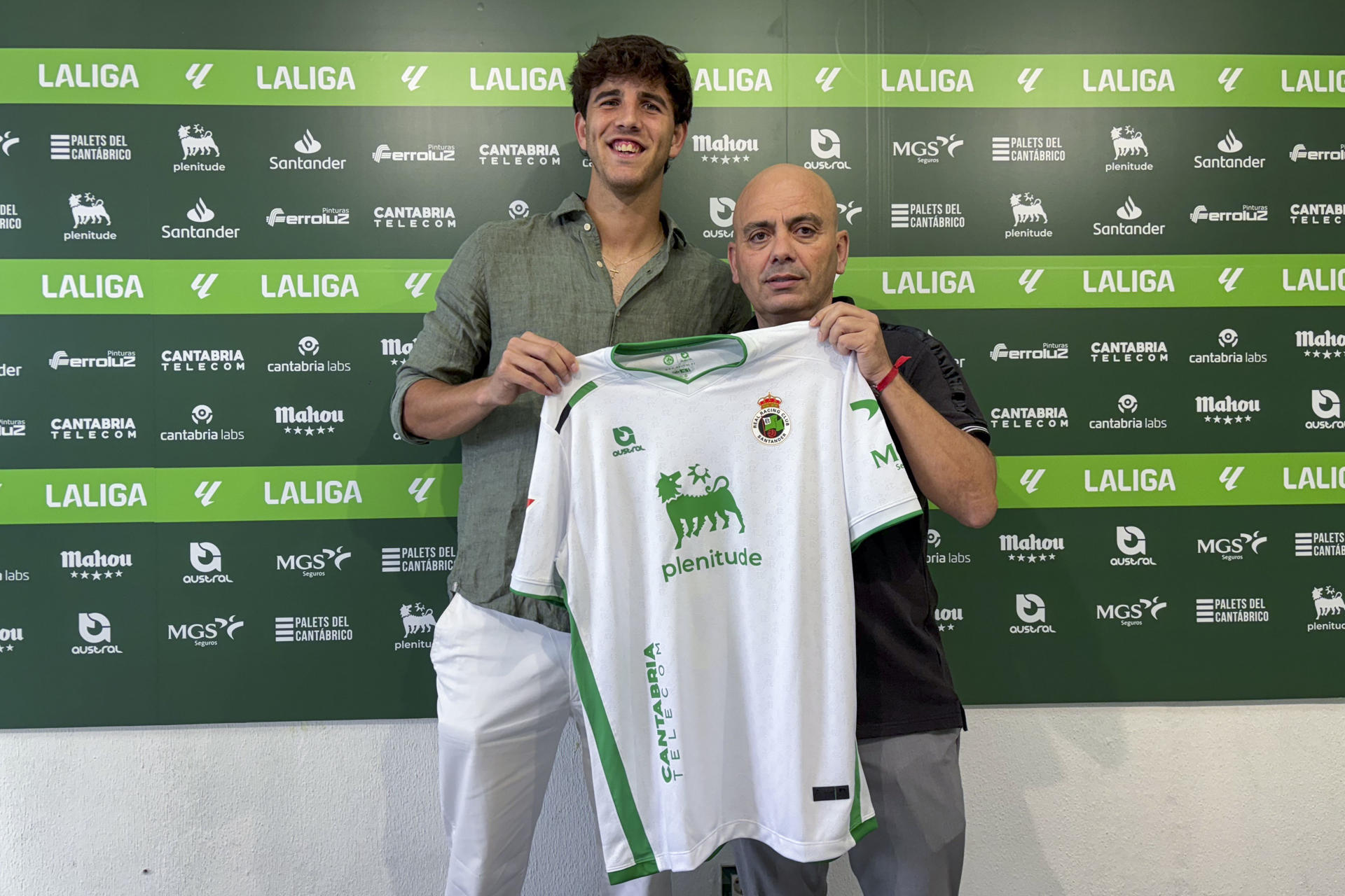El nuevo central uruguayo del Real Racing Club, Facu González, durante su presentación como nuevo futbolista verdiblanco, este miércoles, en los Campos de Sport, acompañado por el director deportivo, Chema Aragón. EFE / Kike Serrano Mirones
