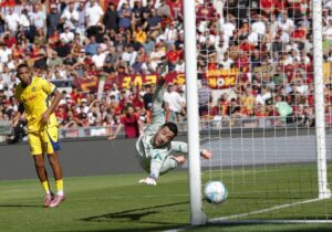 El portero del Hellas Verona Lorenzo Montipo no puede evitar el primer gol del durante el partido de la Serie Aque han jugado AS Roma y Hellas Verona FC en el Olímpico de Roma, Italia. EFE/EPA/GIUSEPPE LAMI